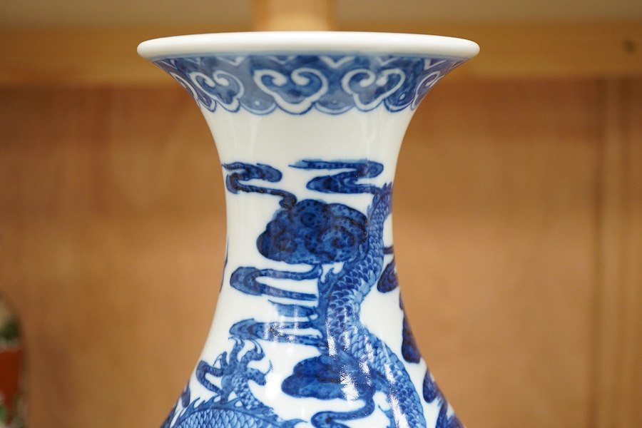 A large Chinese blue and white dragon vase, 40 cm high.